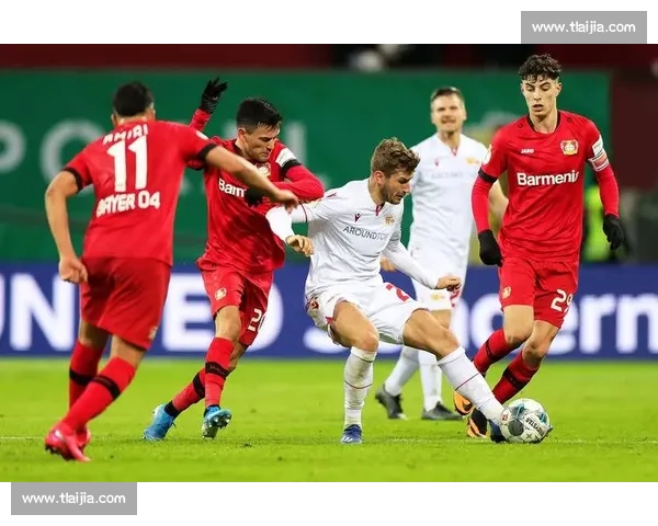 足球主客场比赛中影响球队表现的多重因素分析与探讨 足球主客场比赛中影响球队表现的多重因素分析与探讨